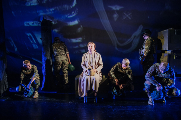 А в доме том солдата ждут