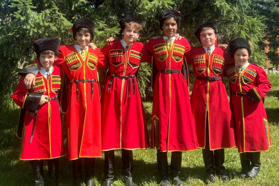 "С пляской да песней нам жить интересней!"