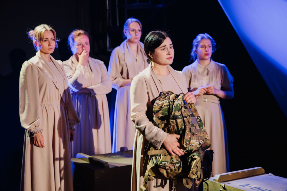 А в доме том солдата ждут