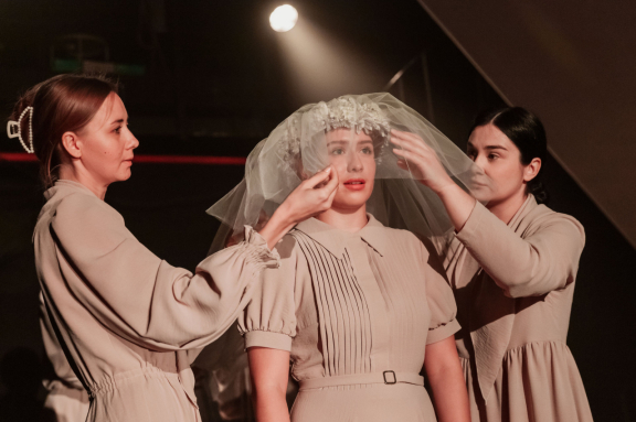 А в доме том солдата ждут