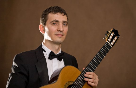 Айнур Бегутов (гитара)