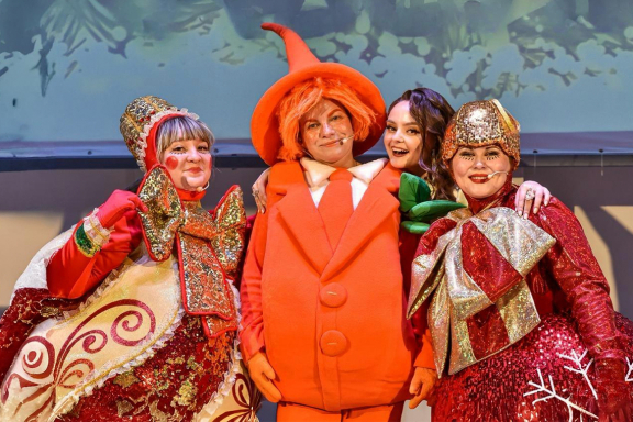 Новогодний театрализованный концерт вокальной студии "Авелин" - "Когда зажигаются ёлки"