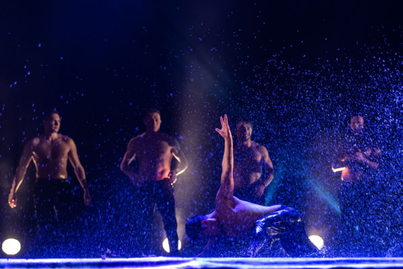 Шоу под дождём 5 "Признание в любви"