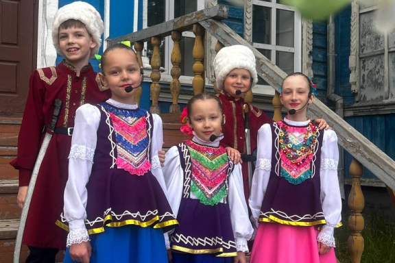 "С пляской да песней нам жить интересней!"