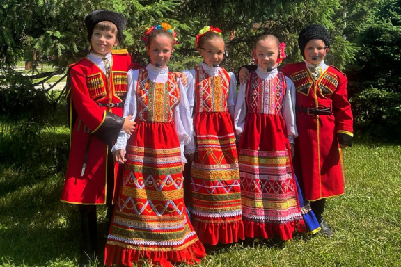 "С пляской да песней нам жить интересней!"