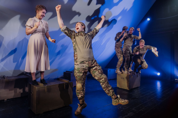 А в доме том солдата ждут