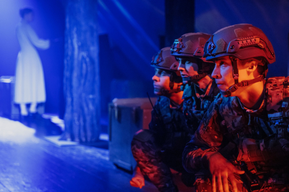 &Acy; &vcy; &dcy;&ocy;&mcy;&iecy; &tcy;&ocy;&mcy; &scy;&ocy;&lcy;&dcy;&acy;&tcy;&acy; &zhcy;&dcy;&ucy;&tcy; &lpar;&gcy;&period; &Bcy;&icy;&jcy;&scy;&kcy;&rpar;