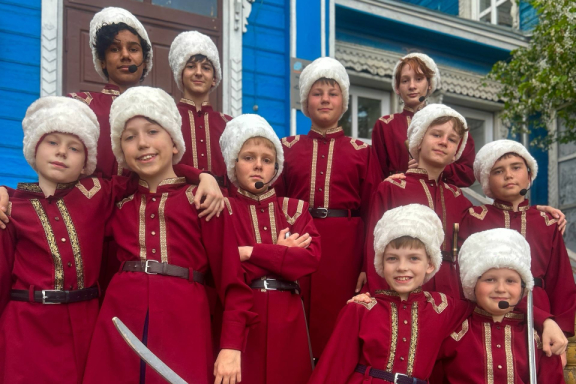 "С пляской да песней нам жить интересней!"